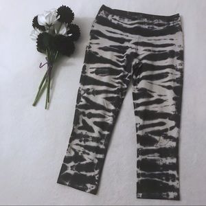 Nike Crop Leggings Size XS Black White Tie-Dye